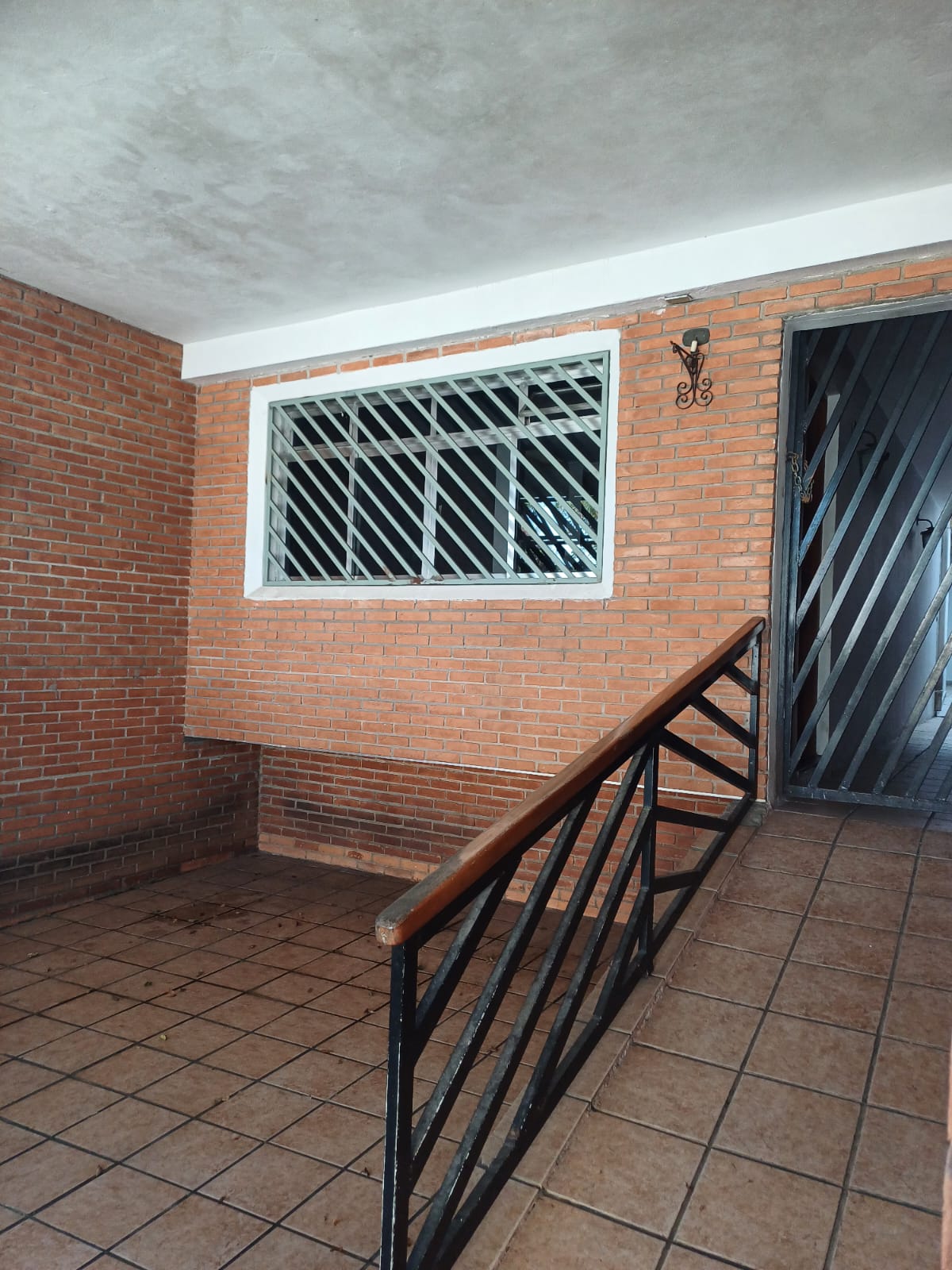 Oportunidade! Sobrado Espaçoso com 2 Dormitórios, Sacada e 2 Vagas