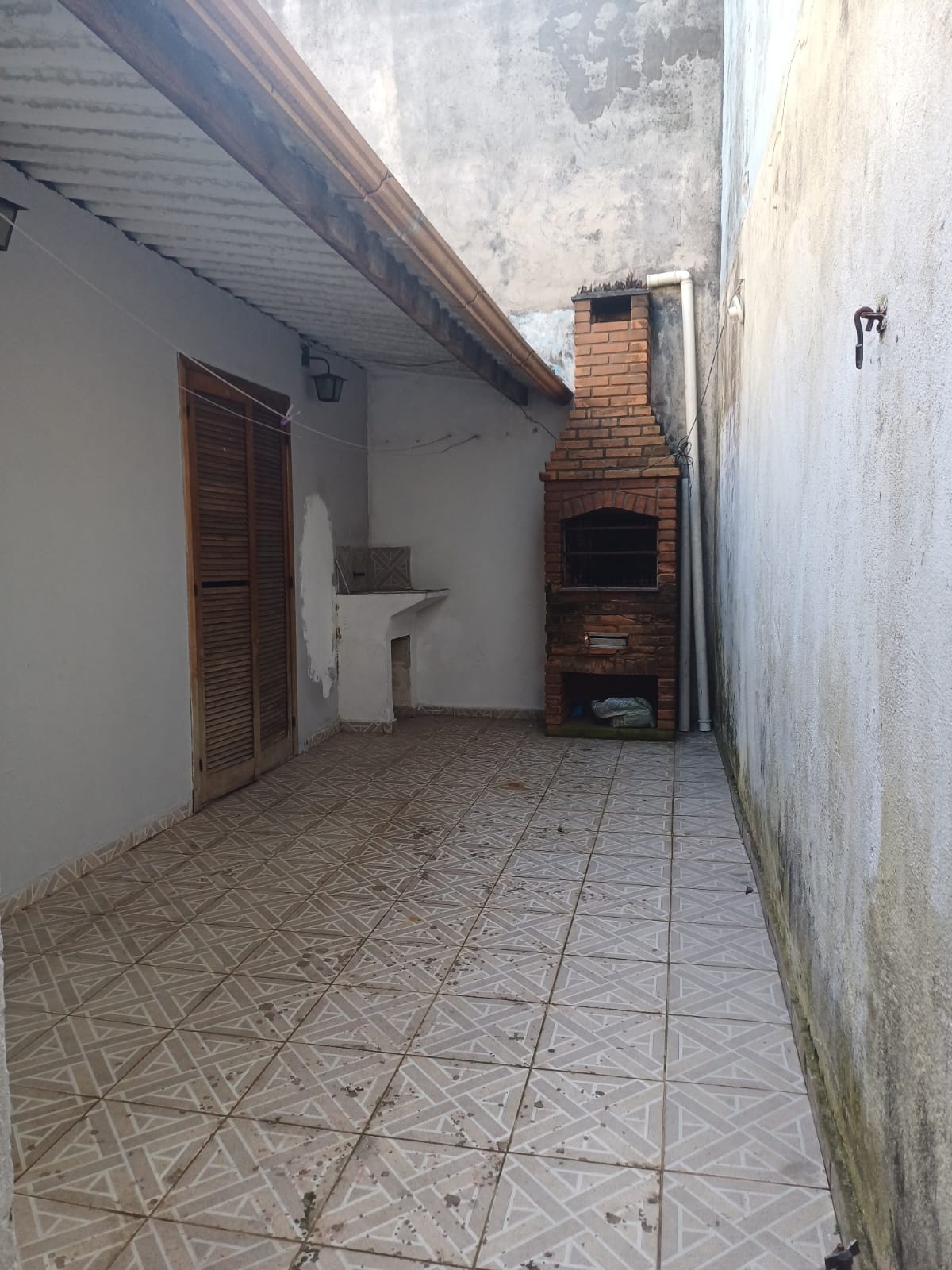 Oportunidade! Sobrado Espaçoso com 2 Dormitórios, Sacada e 2 Vagas