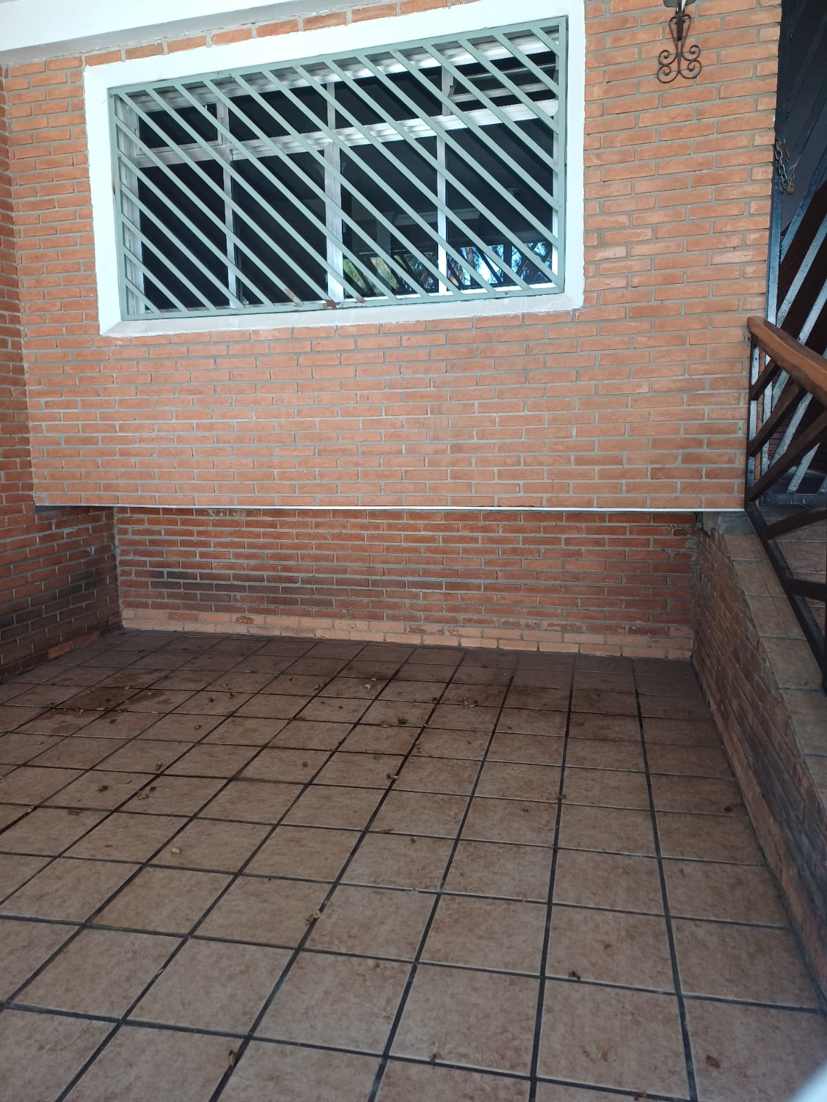 Oportunidade! Sobrado Espaçoso com 2 Dormitórios, Sacada e 2 Vagas