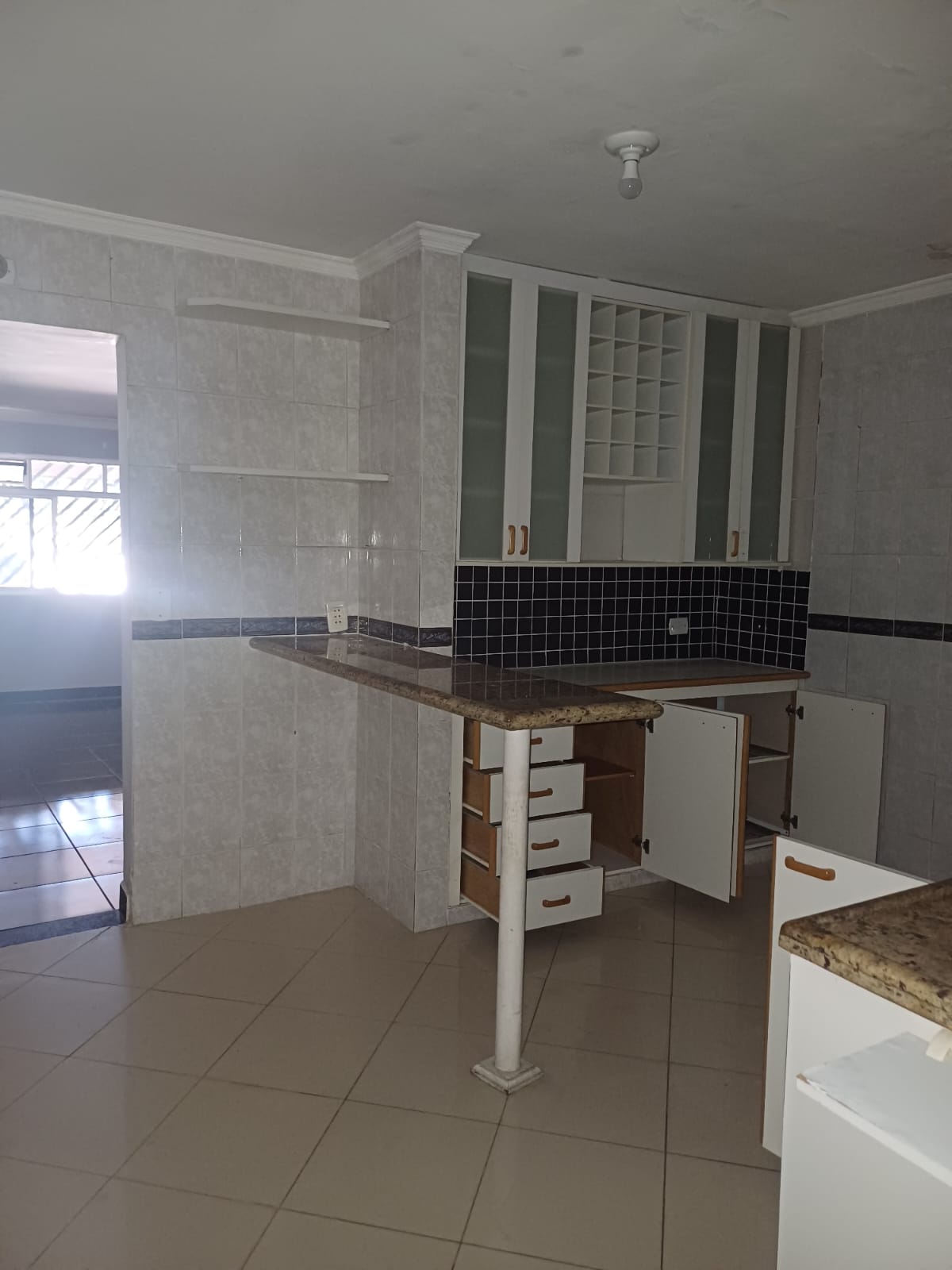 Oportunidade! Sobrado Espaçoso com 2 Dormitórios, Sacada e 2 Vagas
