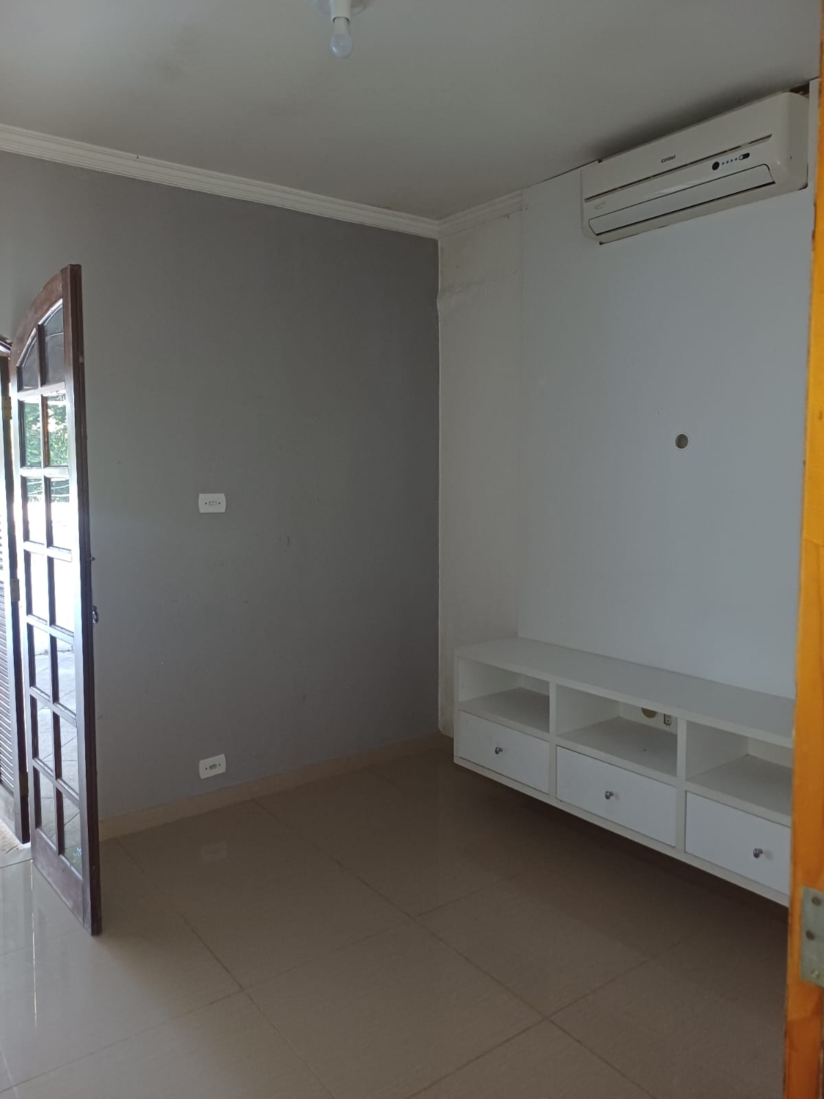 Oportunidade! Sobrado Espaçoso com 2 Dormitórios, Sacada e 2 Vagas
